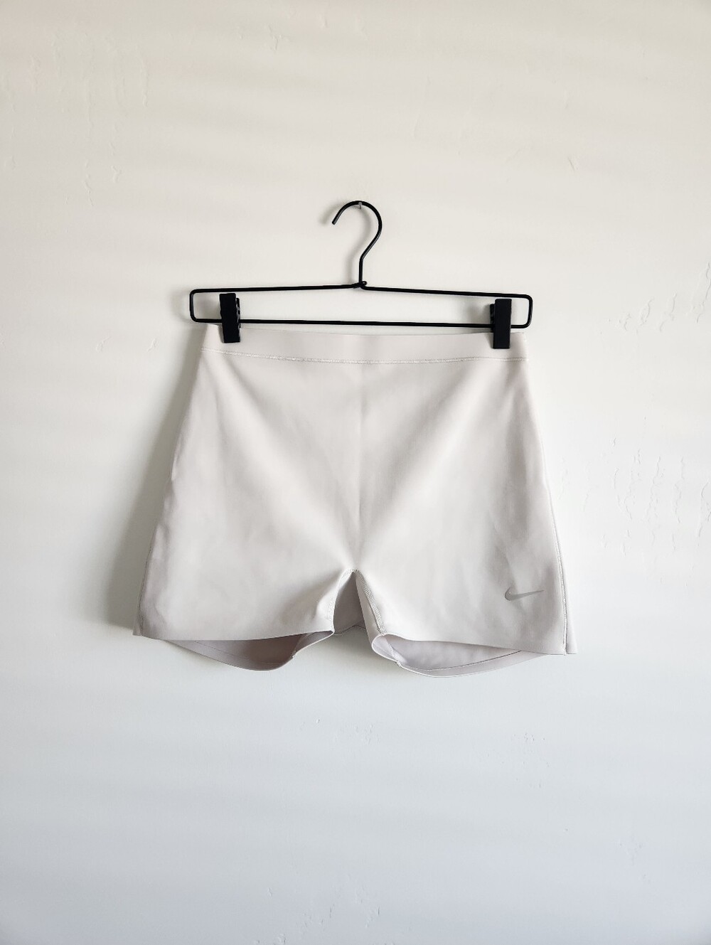 Nike Form Stealth Evaporation Women's Boyshorts Beige Size Medium - Picture 3 of 9